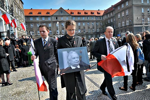 O tym, że przedstawicieli Prawa i Sprawiedliwości nie będzie na państwowych uroczystościach poinformował na łamach Rzeczpospolitej rzecznik klubu parlamentarnego PiS Adam Hofman.