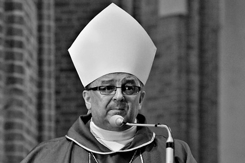 W lubelskiej archikatedrze od wczorajszego wieczora gromadzą się wierni, aby pomodlić się za duszę świętej pamięci arcybiskupa Józefa Życińskiego. Przed świątynia palą się znicze. Wszyscy podkreślają, że pozostawił po sobie wielką pustkę.Arcybiskup Józef Życiński był metropolitą lubelskim od 1997 roku.