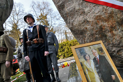 O to czy chcą jeszcze jednego pomnika upamiętniającego ofiary katastrofy smoleńskiej pyta warszawian stołeczny ratusz. Jeden taki monument jest już na Cmentarzu Powązkowskim.