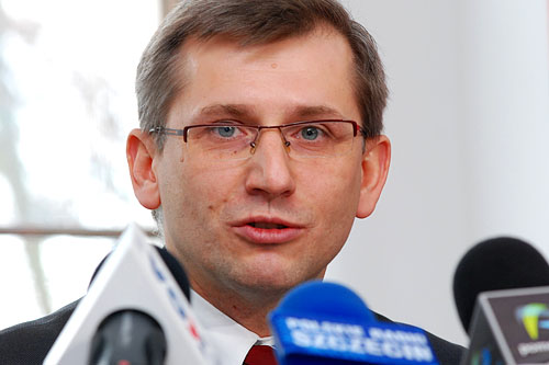 Istnieje prawna możliwość postawienia zarzutów Rosjanom w związku z katastrofą smoleńską-powiedział Minister Sprawiedliwości Krzysztof Kwiatkowski. Zależy to od polskich prokuratorów prowadzących postępowanie w tej sprawie.