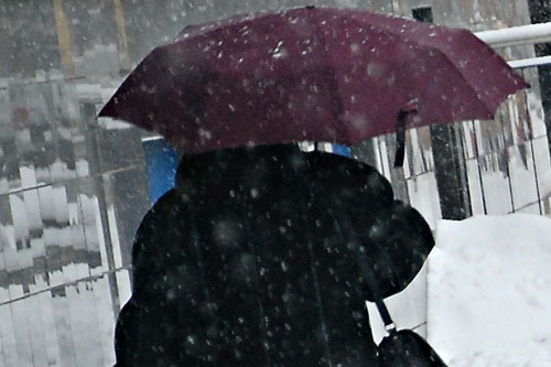 Trzy osoby zmarły tej nocy z wychłodzenia - poinformowało IAR Rządowe Centrum Bezpieczeństwa. W województwie warmińsko-mazurskim zamarzli: 61-letni mężczyzna, którego znaleziono w mieszkaniu w miejscowości Marksewo i 63-letni mężczyzna, którego odnaleziono na drodze gruntowej w miejscowości Rykownica. Trzecią ofiarą mrozu jest 64-latek z Gdyni, który zamarzł w baraku.