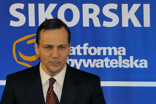 Minister spraw zagranicznych Radosław Sikorski odznaczył wpływowego amerykańskiego senatora Johna McCaina, Krzyżem Komandorskim z Gwiazdą Orderu zasługi RP. Po ceremonii, która odbyła się w Waszyngtonie, senator McCain oświadczył, że ze wzruszeniem i pokorą przyjmuje to wyróżnienie.