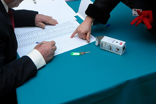 Wybory parlamentarne odbędą się najprawdopodobniej 16 bądź 23 października. O tym przez ponad godzinę rozmawiali prezydent z premierem. W Belwederze odbył się kolejny etap konsultacji prowadzonych przez Bronisława Komorowskiego.