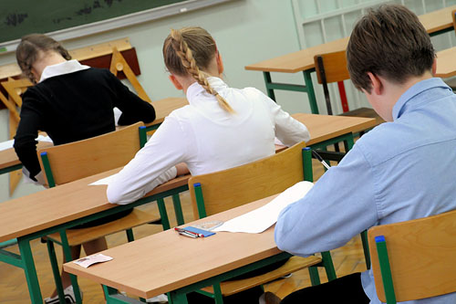 W ciągu pięciu lat zamknięto 3 tysięcy szkół. W kolejce czeka ponad 300 - pisze Rzeczpospolita. Według statystyk MEN, spośród 28 tysięcy 300 szkół w tym roku samorządy zgłosiły do likwidacji 335 w tym 177 podstawówek. Powodem jest malejąca liczba uczniów. W ciągu pięciu lat zmniejszyła się o 411 tysięcy.