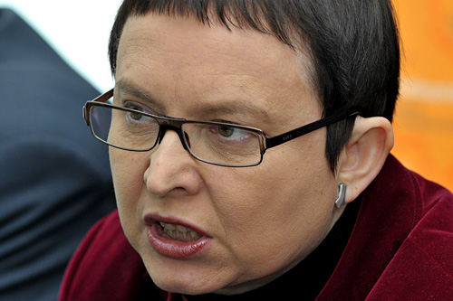 Oświatowa Solidarność wystosowała list otwarty w obronie polskiej oświaty i domaga się odwołania minister edukacji Katarzyny Hall. Zdaniem członków organizacji, obecne działania rządu niszczą system polskiej oświaty i prowadzą do obniżenia jakości nauczania.