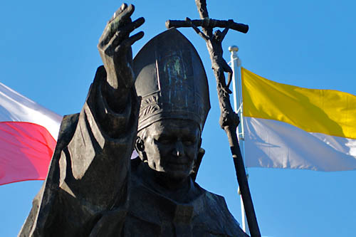 Generał Wojciech Jaruzelski poinformował Polską Agencję Prasową, że nie pojedzie w maju na uroczystości beatyfikacyjne Jana Pawła II do Rzymu. Jak tłumaczył, nie chce dawać pretekstu do kolejnych sensacyjnych informacji, które zakłócałyby relacje z uroczystości.
