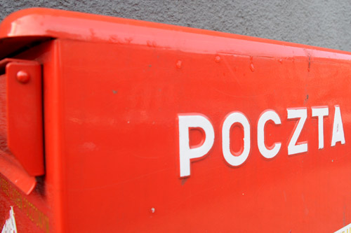 Pocztowcy, którzy przez kilka godzin manifestowali w Warszawie, przekazali premierowi petycję. Domagają się w niej wstrzymania planów likwidacji ponad 1100 placówek pocztowych i co za tym idzie - zwolnień 5 tysięcy pracowników.