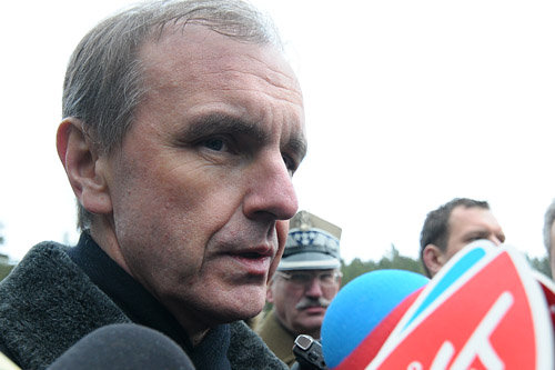 Szef MON Bogdan Klich tłumaczy, że obecnie zmniejszenie polskiego kontyngentu w Afganistanie nie wchodzi w rachubę, gdyż lato sprzyja większej aktywności przeciwnika. Gość Polskiego Radia powiedział, że właśnie dlatego rząd zdecydował się na złożenie wniosku do prezydenta o przedłużenie obecności polskiego kontyngentu w Afganistanie w obecnej wielkości.