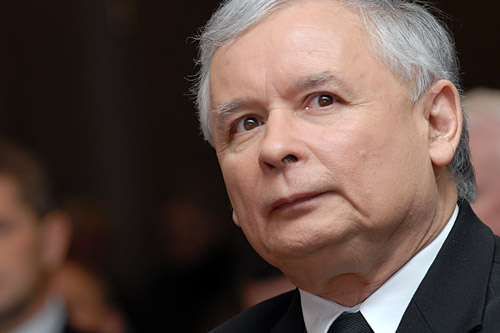 Jarosław Kaczyński zaproponował Adamowi Małyszowi spotkanie. Prezes Prawa i Sprawiedliwości napisał na swoim blogu, że chciałby porozmawiać ze skoczkiem o sposobie obchodzenie przez polityka rocznicy śmierci swojego brata.