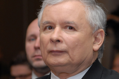 Prezes PiS Jarosław Kaczyński zrzekł się immunitetu poselskiego - poinformował rzecznik PiS Adam Hofman. Jak powiedział IAR, prezes Prawa i Sprawiedliwości wysłał pismo w tej sprawie marszałkowi Sejmu Grzegorzowi Schetynie. Chodzi o sprawę, którą przed sądem wytoczył Kaczyńskiemu Roman Giertych. Nie mogła się jednak odbyć, gdyż prezes Prawa i Sprawiedliwości posiadał immunitet poselski.