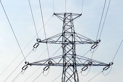 Zimowe wyłączenia prądu w województwie pomorskim nie powstały z winy spółki Energa Operator - tak wynika ze wstępnych wniosków Urzędu Regulacji Energetyki.