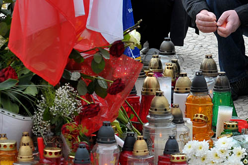 Niemal rok po tragedii z 10 kwietnia miejsce katastrofy przypomina ołtarz polowy.