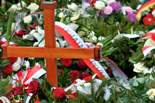 Rodziny ofiar katastrofy smoleńskiej z małżonką prezydenta Anna Komorowską są w drodze do Smoleńska. Dwa samoloty z rodzinami wylądowały kilka minut przed szóstą w Moskwie. W dalszą podróż do Smoleńska wyruszyli autokarem. Na miejsce katastrofy z 10 kwietnia powinni dotrzeć około godziny 11:00.