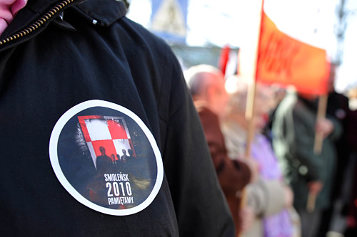 Na Krakowskim Przedmieściu gromadzi się coraz więcej ludzi, którzy chcą oddać hołd ofiarom katastrofy prezydenckiego samolotu pod Smoleńskiem. Mają ze sobą biało-czerwone flagi przepasane kirem, znicze i kwiaty. Choć od wypadku samolotu prezydenckiego minął już rok, w oczach wielu widać łzy i emocje. Podkreślają, że przychodząc na Krakowskie Przedmieście chcą uczcić nie tylko parę prezydencką - Lecha i Marię Kaczyńskich, ale wszystkich zmarłych.