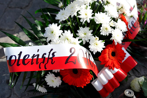Rok po katastrofie smoleńskiej w Warszawie i całym kraju zaplanowano wiele uroczystości, które mają upamiętnić tamto tragiczne wydarzenie.