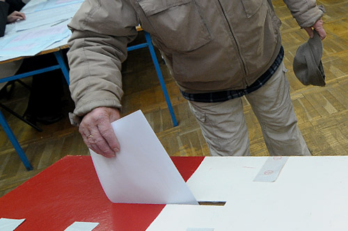 Państwowa Komisja Wyborcza szacuje, że organizacja dwudniowych wyborów parlamentarnych będzie kosztować o 50 milionów złotych więcej niż dotychczasowe, jednodniowe głosowanie. Doradca prezydenta Tomasz Nałęcz mówi, że intencją Bronisława Komorowskiego jest umożliwienie jak największej swobody głosowania, w związku z tym niespodzianki, jeśli chodzi o zarządzenie dwudniowych wyborów, raczej nie będzie.