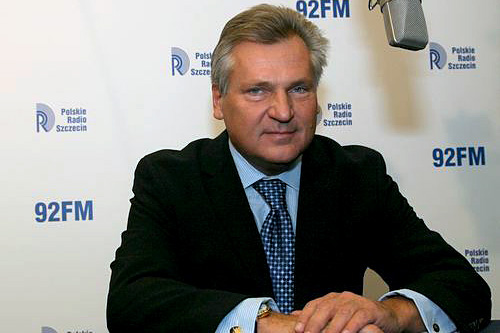 Aleksander Kwaśniewski opowiedział się za dwudniowymi wyborami parlamentarnymi. Były prezydent uważa, że przedłużenie czasu głosowania zwiększyłoby frekwencję. W rozmowie z Sygnałami Dnia w Programie przyznał jednak, że przyczyny niskiej frekwencji w wyborach w Polsce nie leżą po stronie organizacyjnej, ale społeczno-politycznej. Aleksander Kwaśniewski wykluczył możliwość sfałszowania wyników wyborów w czasie dwudniowego głosowania.
