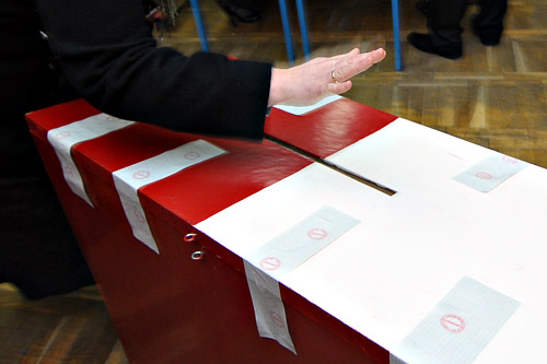 Pięćdziesiąt dwa procent Polaków poszłoby do urn wyborczych, gdyby głosowanie odbywało się w tę niedzielę. To o 6 punktów procentowych mniej, niż 10 dni temu, wynika z sondażu przeprowadzonego dla Polskiego Radia.