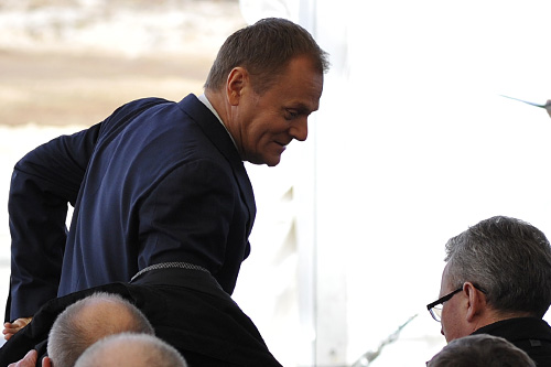 Polacy chętnie piszą do Donalda Tuska. W niemal 17 tysiącach pism proszą o rentę, mieszkanie, posadę - czytamy w Rzeczpospolitej.