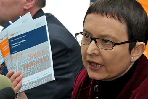 Minister edukacji Katarzyna Hall mówiła w Sejmie, że postępująca likwidacja szkół jest efektem kłopotów finansowych samorządów i niżu demograficznego. Rząd przedstawia w Sejmie informację na na temat nasilającego się procesu likwidacji szkół przez samorządy. Domagała się tego opozycja. We wtorek problemem tym zajmowała się Rada Ministrów. Z badań wynika, że w ciągu ostatnich 5 lat liczba uczniów szkół podstawowych zmniejszyła się o 10 procent, a w gimnazjach o prawie 24 procent.
