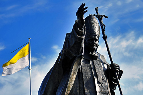 Tysiące pielgrzymów z całego świata stoją w kolejce do bazyliki świętego Piotra, by oddać hołd błogosławionemu Janowi Pawłowi II, którego trumnę wystawiono przed Ołtarzem Konfesji. Bazylika ma być otwarta przez całą noc w zależności od napływu pielgrzymów.
