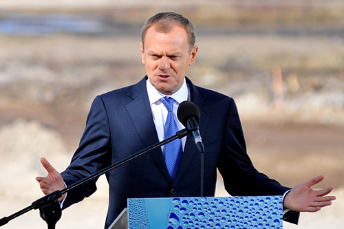 Premier Donald Tusk poinformował, że wojewodowie będą zamykać dla publiczności te stadiony, wobec których policja policja przygotuje negatywne opinie. Jak podkreślił premier, takie opinie policja przygotowała już dla dwóch stadionów: w Warszawie i Poznaniu.