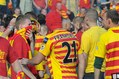 Gazeta Wyborcza opisuje działania, jakie chce podjąć prokurator generalny w walce z przemocą na stadionach piłkarskich. Andrzej Seremet proponuje: bezwzględny zakaz zakrywania twarzy na meczach, prawo do przerywania meczów, kary finansowe dla organizatorów na przykład za rzucanie rac z trybun
