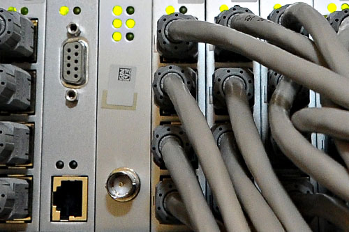 Agencja Bezpieczeństwa Wewnętrznego odnotowała w zeszłym roku 155 przypadków ataków komputerowych. Rządowy system wszczął ponad 28 tysięcy alarmów świadczących o możliwych działaniach cyberprzestępców. ABW chwali się, że udało się uchronić wycieki informacji z polskich ministerstw obrony i spraw zagranicznych. W Polsce nie dopuszczono też do manipulacji za pośrednictwem internetu w handlu kwotami emisji dwutlenku węgla.