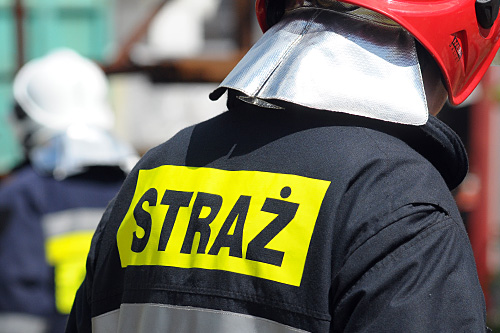 Akcja dogaszania hali magazynowo-biurowej w Wólce Kosowskiej pod Warszawą może trwać nawet do końca dnia. Wczoraj przed południem wybuchł tam pożar, który objął10 tysięcy metrów kwadratowych powierzchni. Nikt nie zginął, ale hala spłonęła niemal doszczętnie, a w powietrzu przez wiele godzin unosił się toksyczny dym z płonących materiałów tekstylnych.