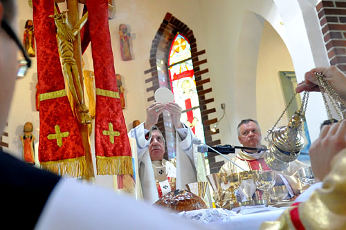 Maj jest w kościele katolickim tradycyjnie miesiącem, w którym dzieci przystępują po raz pierwszy do sakramentu Komunii Świętej. Coraz częściej parafie decydują się, żeby wprowadzić jednolite stroje dla dzieci. Są to na ogół białe szaty lub proste sukienki.