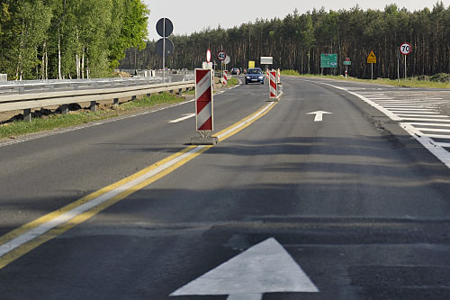 W wypadkach drogowych w Polsce wciąż ginie dwa razy więcej osób niż w Unii Europejskiej. Dzieje się tak głównie z powodu złego stanu dróg. Większość dróg krajowych nie ma dwóch oddzielnych jezdni w przeciwnych kierunkach. Konieczność bezpośredniego mijania pojazdów nadjeżdżających z przeciwka stwarza ryzyko najgroźniejszych wypadków - zaznacza w komunikacie umieszczonym na stronach internetowych Najwyższa Izba Kontroli.