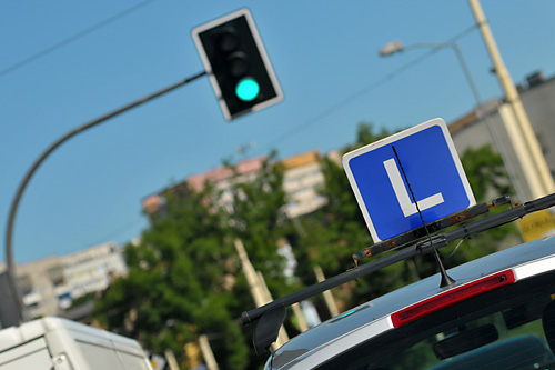 Od lutego przyszłego roku zmienią się testy na teoretycznych egzaminach na prawo jazdy. Nowe będą trudniejsze - sprawdzać wiedzę kierowców pomogą między innymi klipy wideo z symulacją zdarzenia na drodze - dowiedziała się Rzeczpospolita.
