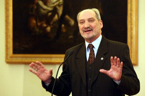 Platforma Obywatelska apeluje do Antoniego Macierewicza, by oddał Skarbowi Państwa równowartość 46 uposażeń poselskich. Chodzi o zrekompensowanie wydatków, jakie państwo poniosło na skutek odwołań osób, które poseł Macierewicz umieścił w raporcie z likwidacji WSI. Jak wyliczyli posłowie - Krzysztof Tyszkiewicz i Cezary Tomczyk - to ponad 320 tysięcy złotych.
