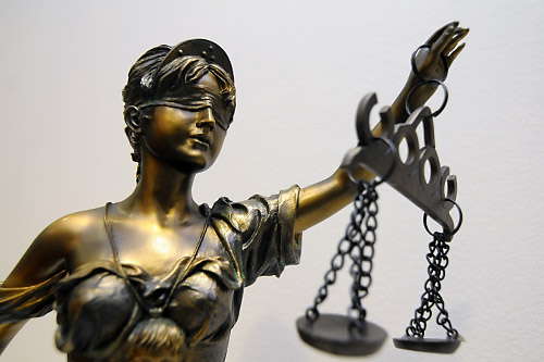 Pełnomocnik 25-latka prowadzącego satyryczną stronę antykomor.pl, zaskarżył działania Agencji Bezpieczeństwa Wewnętrznego, której funkcjonariusze wkroczyli w środę do mieszkania internauty. Tomaszowska prokuratura zapewnia, że działania wobec 25-latka, były zgodne z prawem.