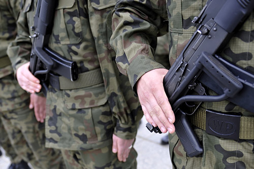 Rzeczpospolita ustaliła, że około 3 tysiące wojskowych złożyło wnioski o odejście ze służby. Zdaniem dziennika, boją się zmian w emeryturach.