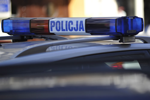 Na stadionach z każdym rokiem jest bezpieczniej - pisze Rzeczpospolita, która dotarła do raportu Komendy Głównej Policji o bezpieczeństwie na imprezach masowych w ubiegłym roku. Gazeta podkreśla, że wnioski płynące z tego dokumentu są zaskakujące.