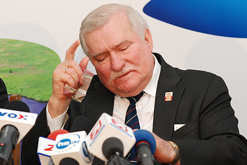 Politycy i politolodzy zgodnie krytykują zachowanie Lecha Wałęsy, który odwołał dziś spotkanie z Barackiem Obamą. Na jutro do Pałacu Prezydenckiego zaproszono liderów partii i dawnej opozycji antykomunistycznej - swój udział w spotkaniu odwołali dziś właśnie Lech Wałęsa i Leszek Balcerowicz.