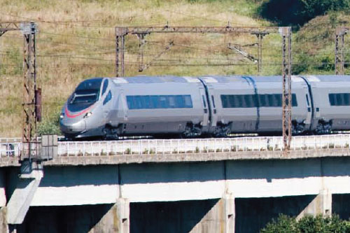 Za trzy lata z Warszawy do Gdańska dojedziemy w 2,5 godziny. Tak przynajmniej obiecuje spółka PKP Intercity, która podpisała dziś umowę na zakup 20 pociągów dużej prędkości Pendolino.