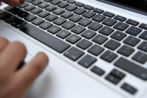 Prezydent Bronisław Komorowski będzie konsultował projekt o cyberbezpieczeństwie z klubami i kołami parlamentarnymi, żeby - jak powiedział - uchwalić nowe przepisy w ramach tak zwanej szybkiej ścieżki legislacyjnej.