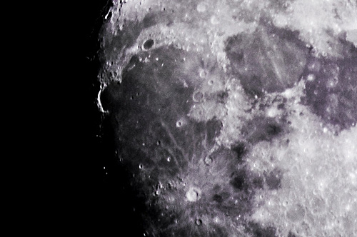 Astronomowie - zawodowcy i amatorzy - na kilku kontynentach obserwują zaćmienie Księżyca. Nie wszyscy mają jednak dobrą pogodę.