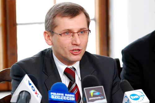 Ministerstwo Sprawiedliwości przygotowało kartę Praw Ofiar Wypadków Drogowych. Kierowcy dowiedzą się z niej o podstawowych uprawnieniach, jakie przysługują poszkodowanym w wypadkach. Wydrukowano już kilkadziesiąt tysięcy ulotek z tekstem Karty. Rozdawać je będą policjanci i ubezpieczyciele.