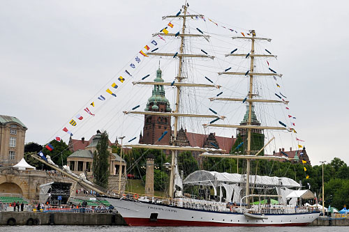 Tłumy turystów zwiedzają statki w Szczecinie