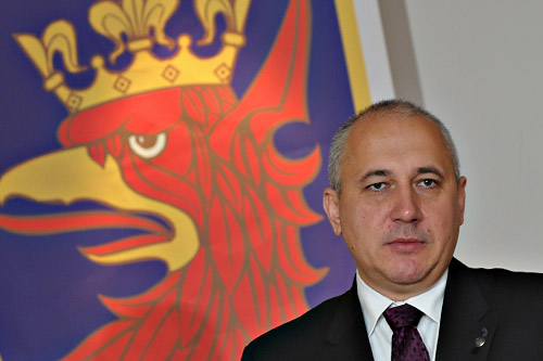 Według PiS, obecny rząd chce podpiąć Polskę pod projekt Gazociągu Północnego. Świadczy o tym - w ocenie posła Joachima Brudzińskiego - odwlekanie decyzji w sprawie nadania gazoportowi w Świnoujściu imienia Lecha Kaczyńskiego, a także szereg innych działań związanych z tą inwestycją.