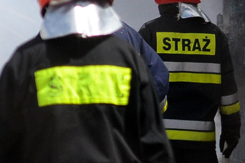 Jedna osoba zginęła w pożarze drewnianego budynku w miejscowości Chyża w powiecie zamojskim. Druga ofiara w ciężkim stanie trafiła do szpitala. Prawdopodobną przyczyną pojawienia się ognia było zaprószenie. Na miejsce przyjechało pięć zastępów straży.