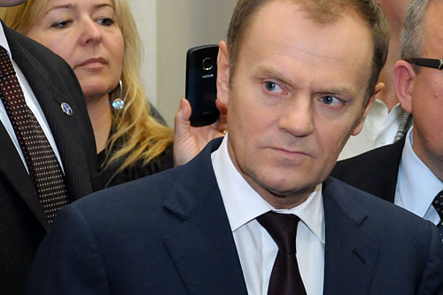 Premier Donald Tusk napisał list do szefów krajów Unii Europejskiej oraz Rady UE i Komisji Europejskiej. Szef polskiego rządu, sprawującego obecnie prezydencję w Radzie Unii Europejskiej, zaapelował do polityków europejskich, by działali w sposób jednolity i zdeterminowany, jeśli chodzi o podjęcie działań w związku z sytuacją na rynkach finansowych.