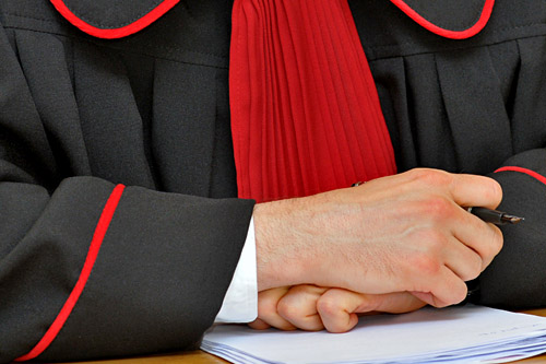 Rzeczpospolita pisze, że prawie 3 tysiące pracowników prokuratury zatrudnionych w administracji ma 120 tysięcy nadgodzin. Prokuratorzy także chcą wynagrodzeń za pracę po godzinach. Już za miesiąc kolejny strajk w wymiarze sprawiedliwości.