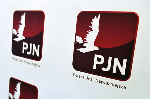 Likwidacja gimnazjów i szkoła dla siedmiolatków - takiej reformy edukacji chce PJN. Członkowie partii zaprezentowali w Katowicach program dotyczący zmian w oświacie.