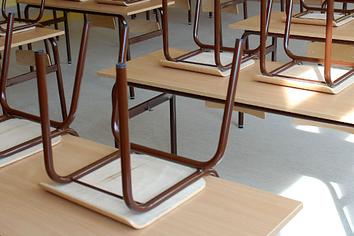 Uczniowie i nauczyciele będą musieli spędzić w szkole o tydzień więcej niż dotychczas. Nowe rozporządzenie Ministerstwa Edukacji Narodowej zmienia system określania końca roku szkolnego.