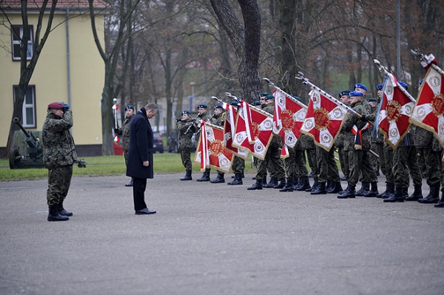 Generał brygady Ireneusz Bartniak przejmuje dowództwo nad 12 Szczecińską Dywizją Zmechanizowaną. Fot. Łukasz Szełemej [PR Szczecin] Szczecińska Dwunastka ma nowego dowódcę [ZDJĘCIA]