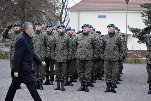 Generał brygady Ireneusz Bartniak przejmuje dowództwo nad 12 Szczecińską Dywizją Zmechanizowaną. Fot. Łukasz Szełemej [PR Szczecin] Szczecińska Dwunastka ma nowego dowódcę [ZDJĘCIA]